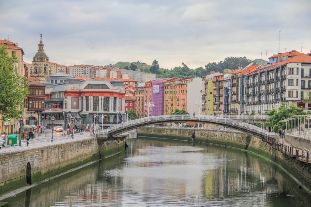 Bilbao en 2 días (Guggenheim) – foto de Alex Person (Unsplash)