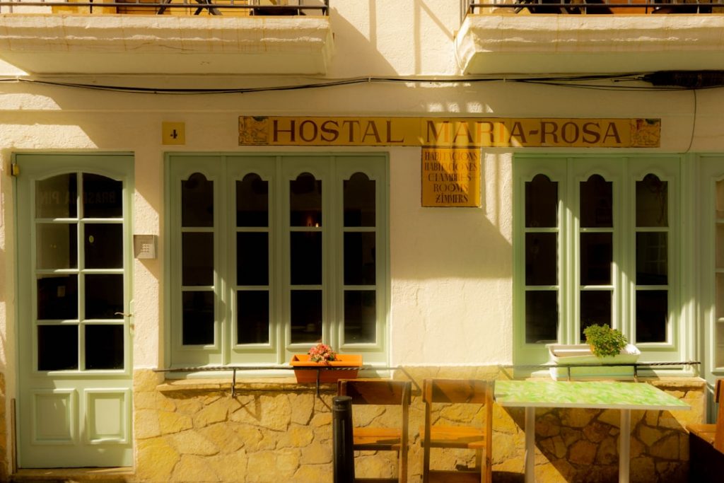 Costa Brava en furgoneta 4 días: parkings y duchas – foto de Shubham Jain (Unsplash)