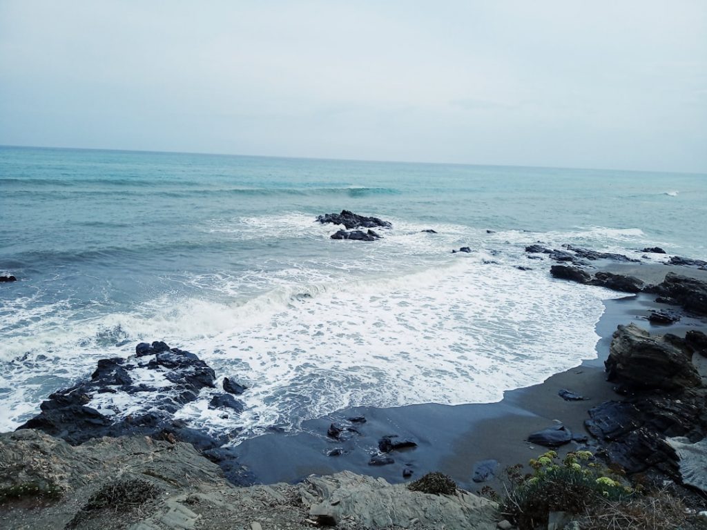 Costa Tropical 2–3 días: Nerja–La Herradura en coche – foto de Hasnae . (Unsplash)
