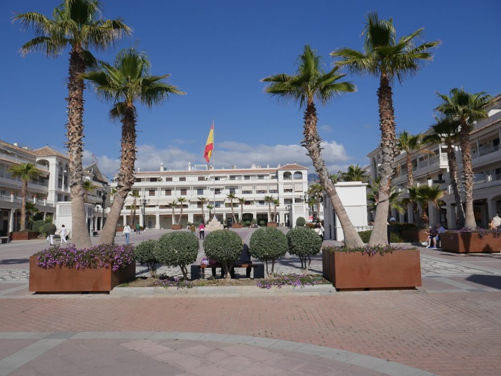 Costa Tropical 2–3 días: Nerja–La Herradura en coche – foto de roberto medina (Unsplash)