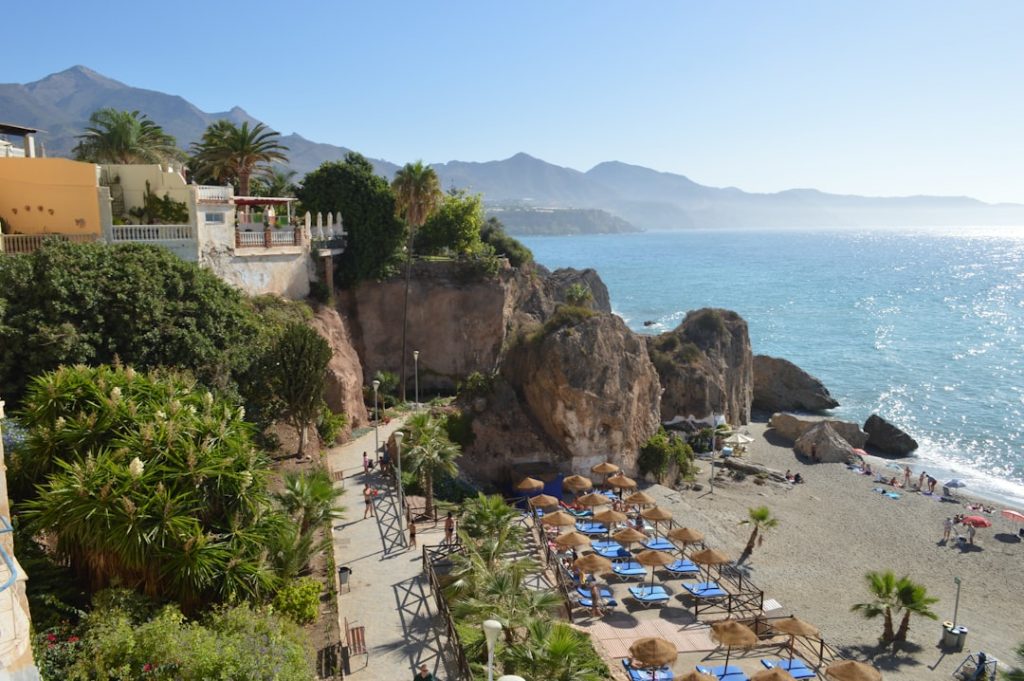Costa Tropical 2–3 días: Nerja–La Herradura en coche – foto de Nathan Andre (Unsplash)