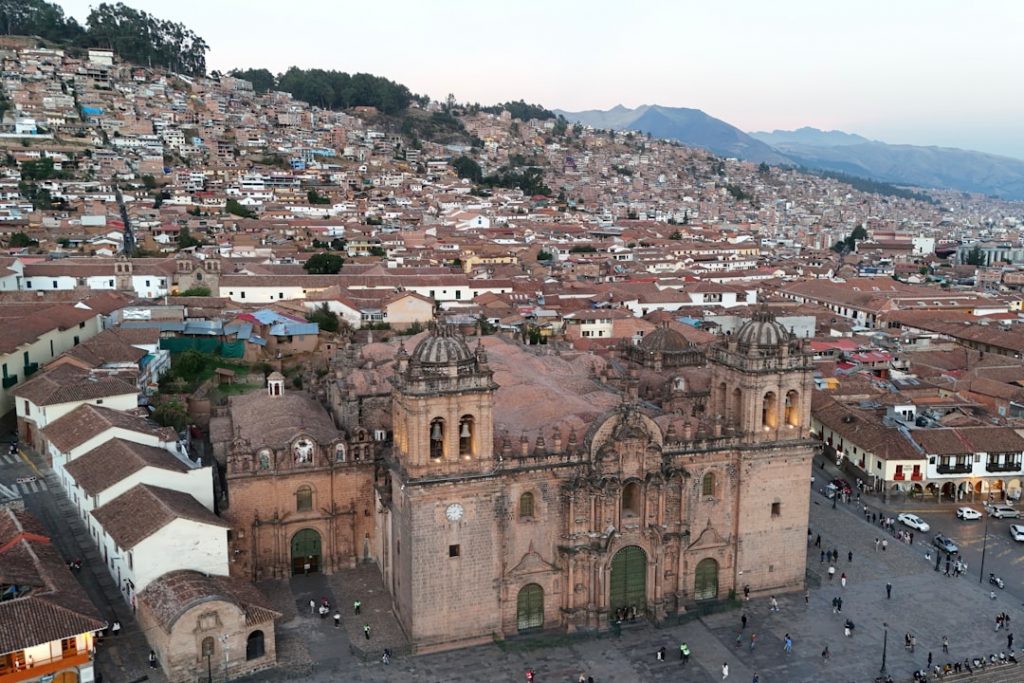 Cusco + Machu Picchu 5–7 días: altura, tren o Salkantay – foto de Kieran Proctor (Unsplash)