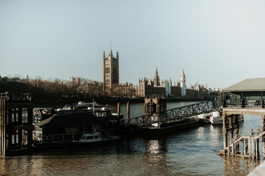 Escala en Londres 8–12h: Elizabeth Line y loop Westminster–South Bank – foto de Bryan Brittos (Unsplash)