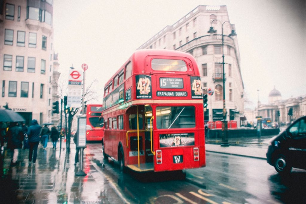 Escala en Londres 8–12h: Elizabeth Line y loop Westminster–South Bank – foto de City Rider (Unsplash)
