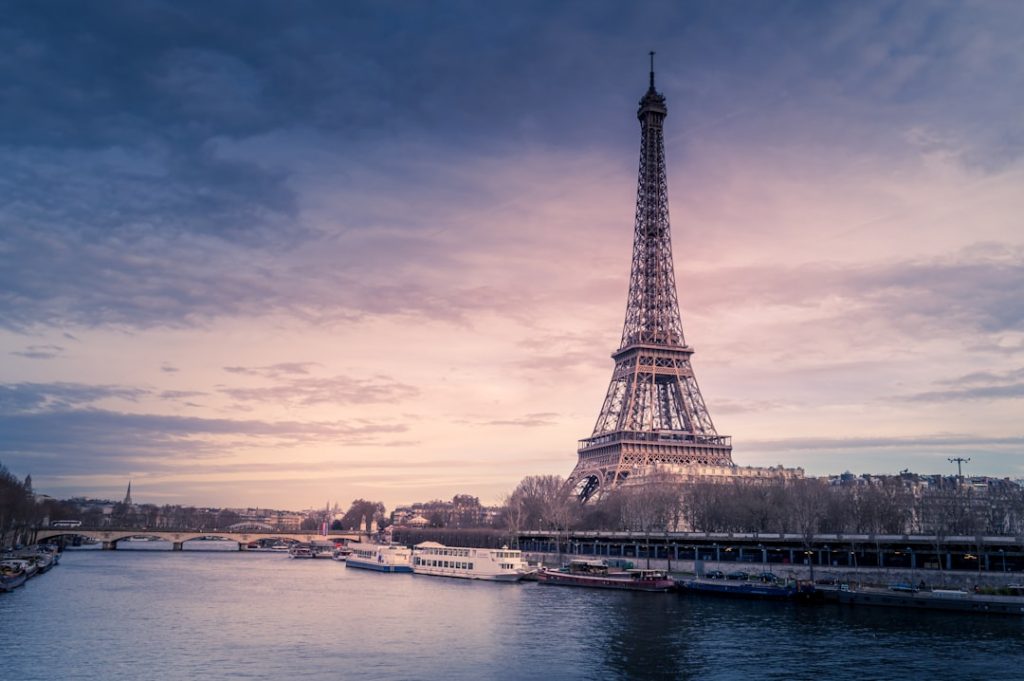 Escala en París 8–12h: RER B, Île de la Cité y mirador express – foto de Chris Karidis (Unsplash)