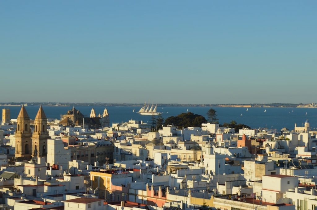 Guía de playas de Cádiz: Roche, La Barrosa y Bolonia (marea y viento) – foto de Arizbeth Garibay (Unsplash)