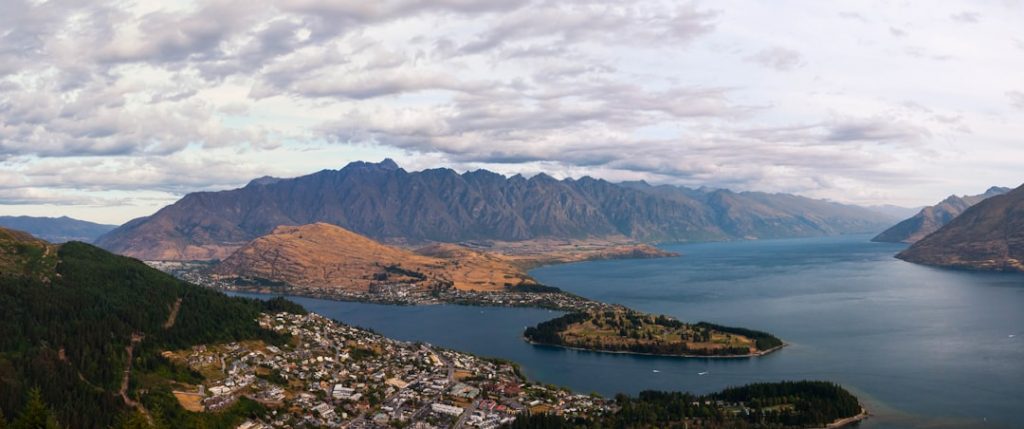 Guía para viajes a Queenstown y Fiordland (4–5 días) – foto de David Vilches (Unsplash)