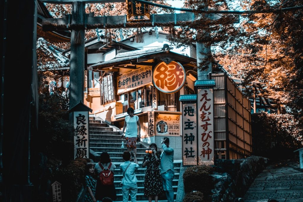 Kioto 2–3 días: buses, templos y amanecer en Fushimi Inari – foto de Cosmin Georgian (Unsplash)
