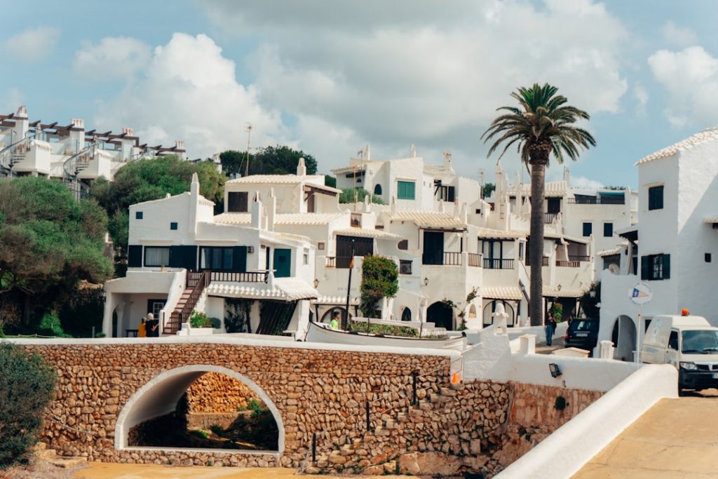 Menorca: calas en 3 días – foto de Raymond Petrik (Unsplash)