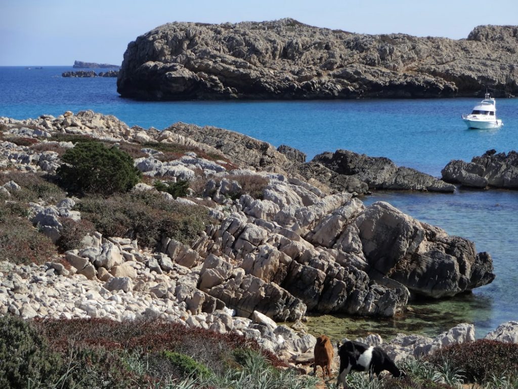 Menorca: calas en 3 días – foto de Roving Wanders (Unsplash)