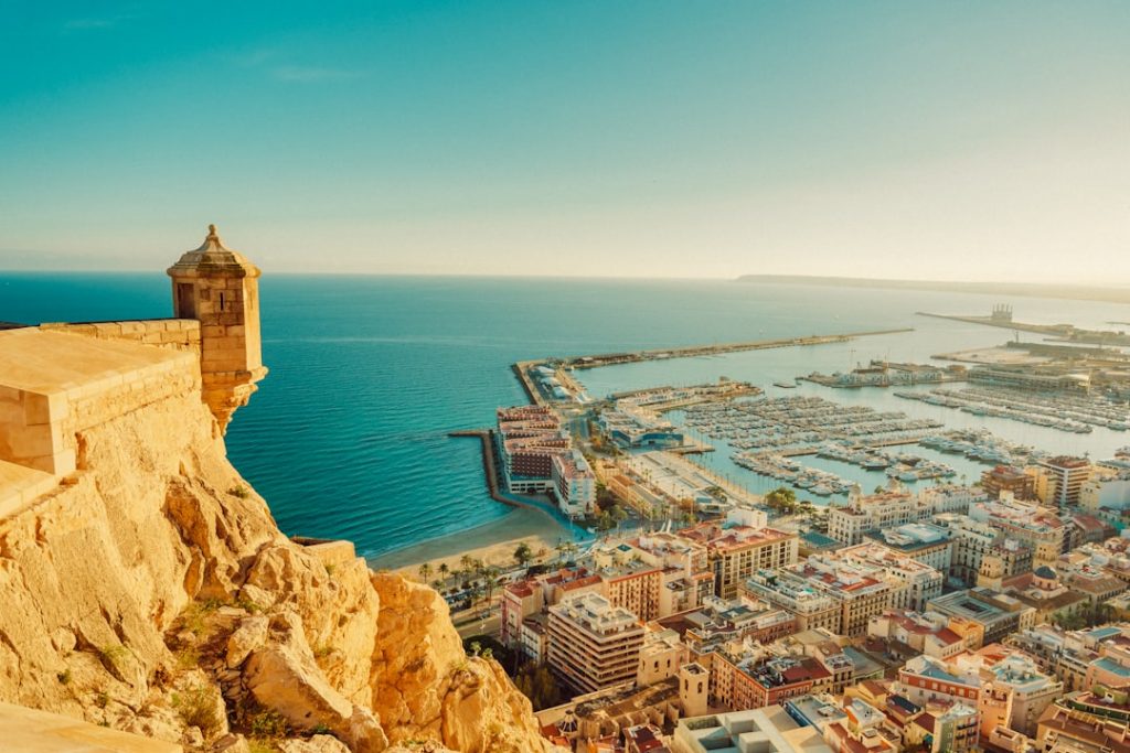 Playas de Alicante norte: Benissa–Moraira y Serra Gelada – foto de Dean Milenkovic (Unsplash)