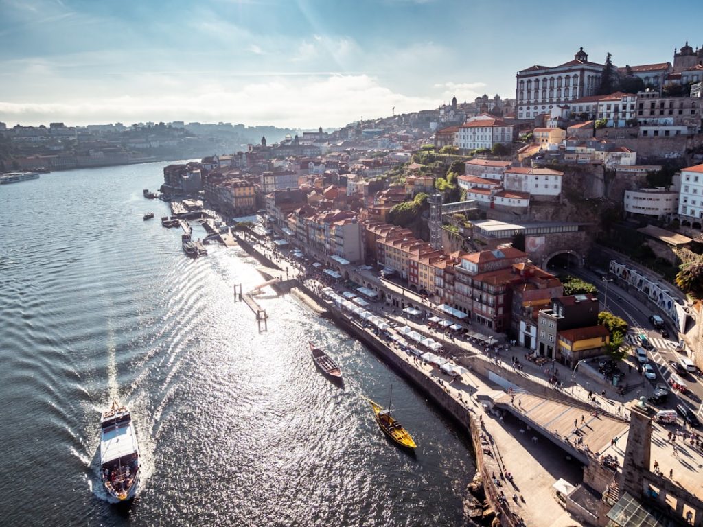 Qué ver en Oporto en 24h: loop a pie, tranvía y vistas – foto de Juan Gomez (Unsplash)