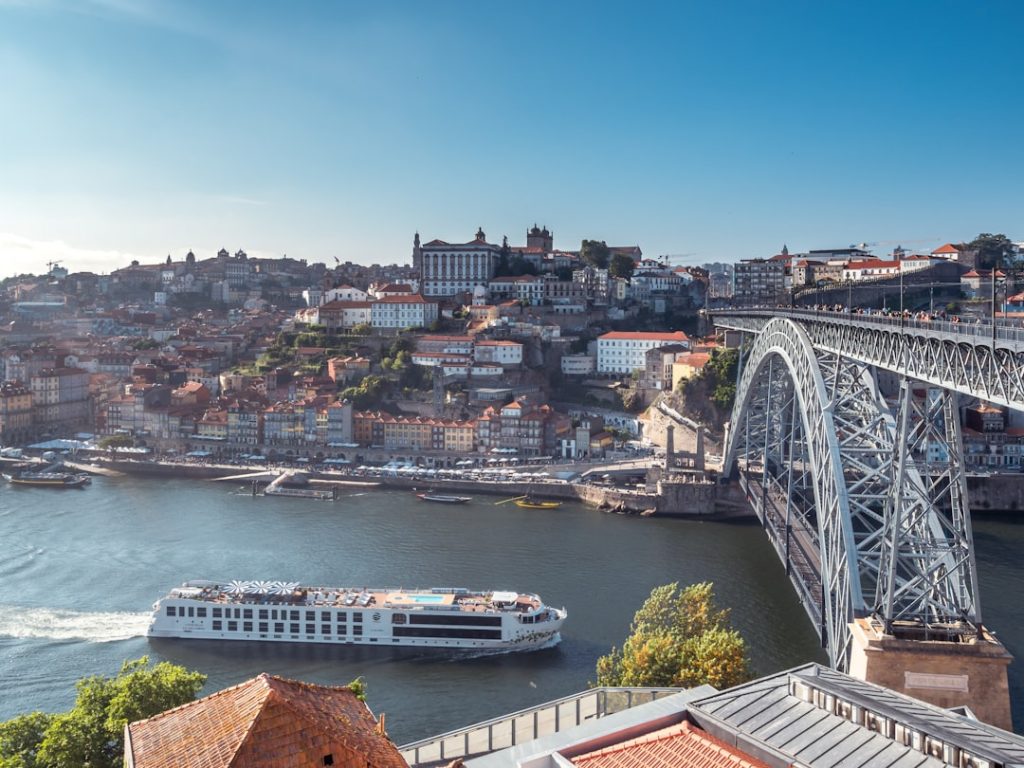 Qué ver en Oporto en 24h: loop a pie, tranvía y vistas – foto de Juan Gomez (Unsplash)