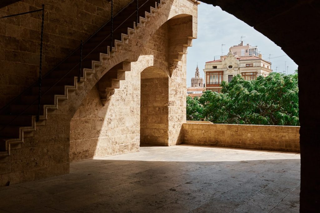 Qué ver en Valencia en 48h: CAC, barrios y playa – foto de Víctor Martín (Unsplash)