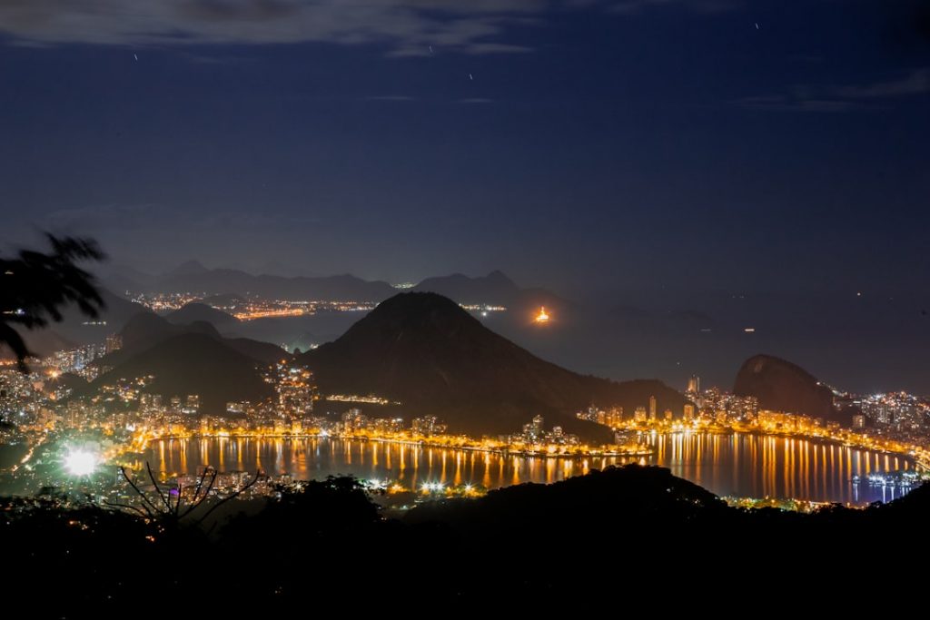 Río de Janeiro con cabeza: metro, playas y morros – foto de Marcos Ferreira (Unsplash)