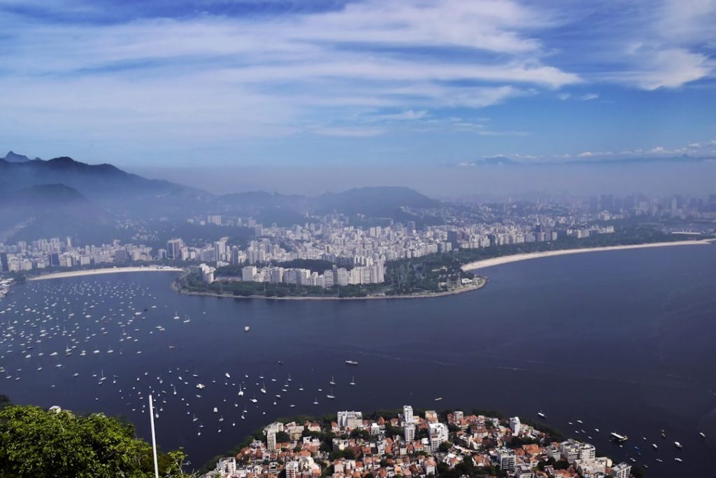 Río de Janeiro con cabeza: metro, playas y morros – foto de Jeffrey Eisen (Unsplash)