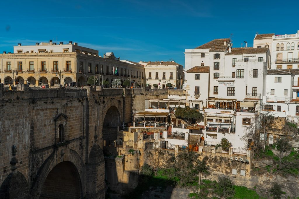 Ronda + Setenil 2–3 días: puentes y miradores – foto de Alex (Unsplash)