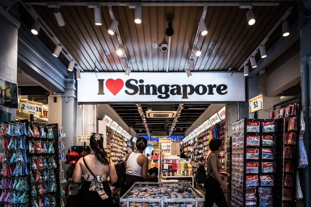 Singapur barato: hawkers, MRT y Gardens by the Bay – foto de Claudio Schwarz (Unsplash)