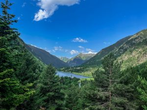Ski low-cost en Pirineos: forfaits, buses y material