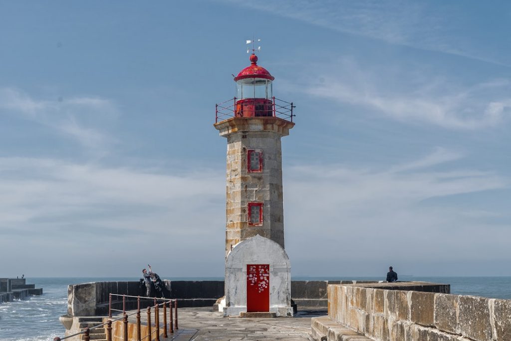 Trabajar en remoto en Lisboa/Oporto: Wi-Fi, eSIM y cafés – foto de Sergey Sukhov (Unsplash)