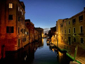 Venecia con cabeza: vaporetto, madrugar y islas (Murano–Burano)