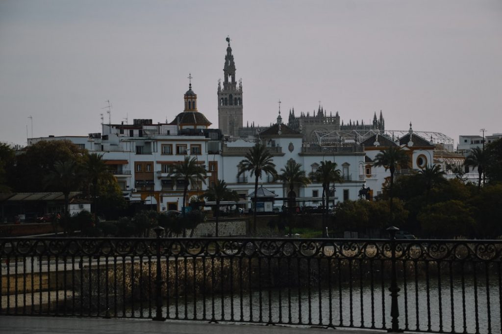 Sevilla en 72h joven: Alcázar con horario, Triana y flamenco auténtico – foto de Nana (Unsplash)