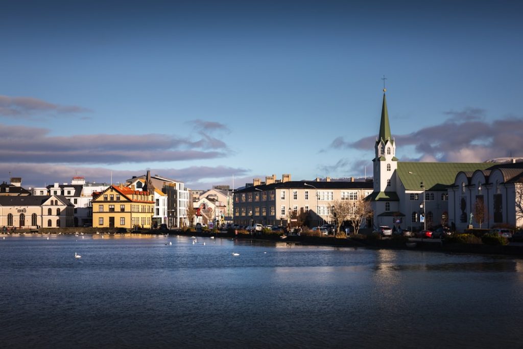 Conducir en Islandia: normas y seguros – foto de Boris Hadjur (Unsplash)