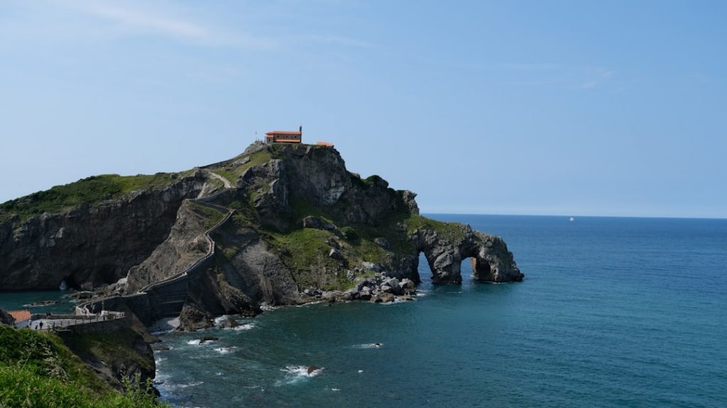 Guía para viajes a San Juan de Gaztelugatxe (1 día) – foto de Thomas Gabernig (Unsplash)