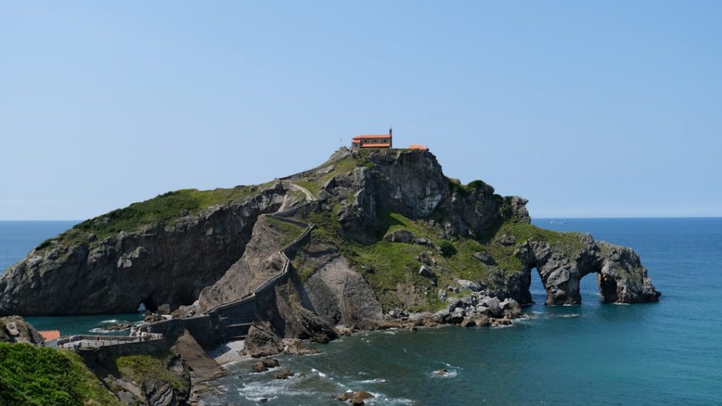 Guía para viajes a San Juan de Gaztelugatxe (1 día) – foto de Thomas Gabernig (Unsplash)