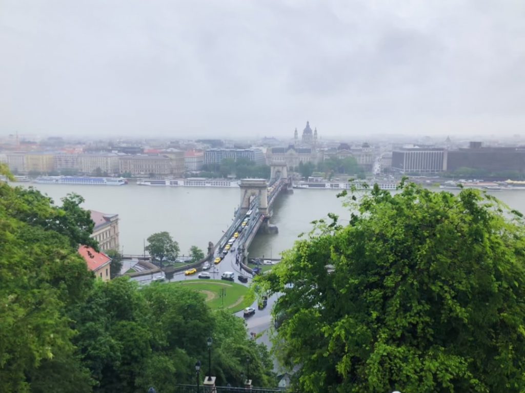 Budapest termal para jóvenes: baños, ruin pubs y pase diario BKK – foto de Jiaqi Lian (Unsplash)