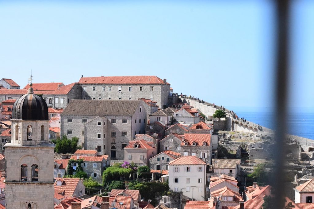 Dubrovnik con presupuesto: murallas, ferry a Lokrum y playas – foto de Carlos Cantero (Unsplash)