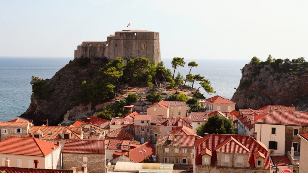 Dubrovnik con presupuesto: murallas, ferry a Lokrum y playas – foto de Nathana Rebouças (Unsplash)
