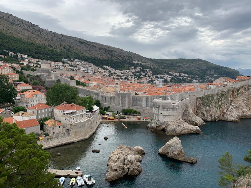 Dubrovnik con presupuesto: murallas, ferry a Lokrum y playas – foto de Carolina Fuzinato (Unsplash)