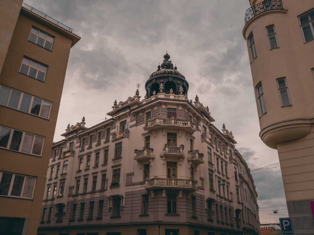 Guía de Viena con presupuesto: cafés históricos y transporte puntual – foto de Jakub Sobotka (Unsplash)
