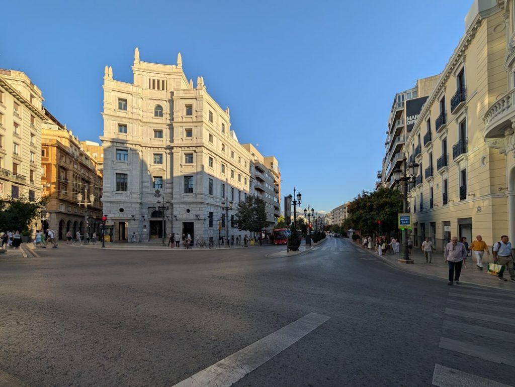 Guía de Viena con presupuesto: cafés históricos y transporte puntual – foto de David Vives (Unsplash)