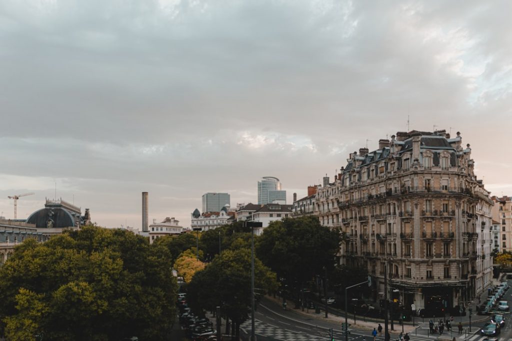 Guía low-cost de París para jóvenes: hostels, Navigo Easy y museos gratis – foto de Lumeeo Chasseur Immobilier (Unsplash)