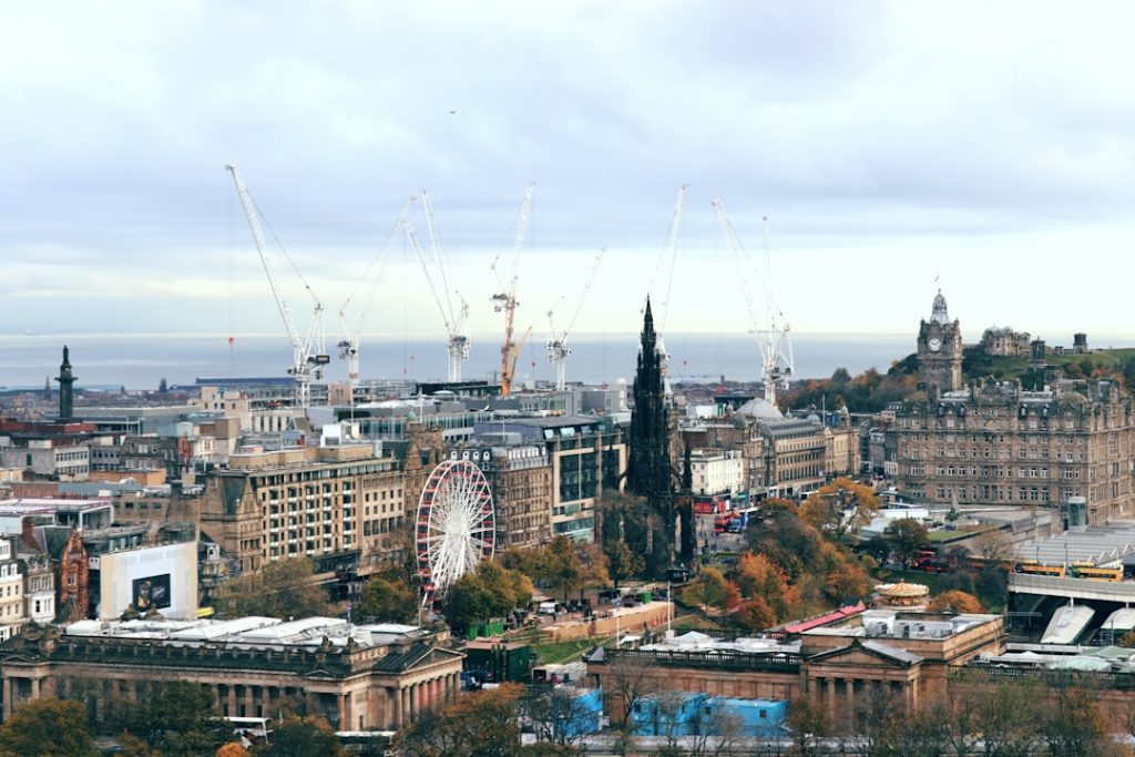 Itinerario 4 días en Edimburgo con Highlands: castillo, pubs y ruta escénica – foto de Marlon Silva (Unsplash)