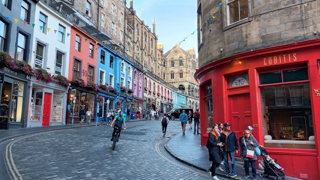 Itinerario 4 días en Edimburgo con Highlands: castillo, pubs y ruta escénica – foto de Oscar Mesa (Unsplash)