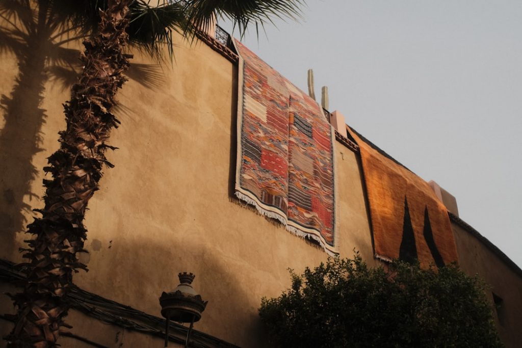 Marrakech para primerizos: medina, regateo y riads con calma – foto de Austin Curtis (Unsplash)