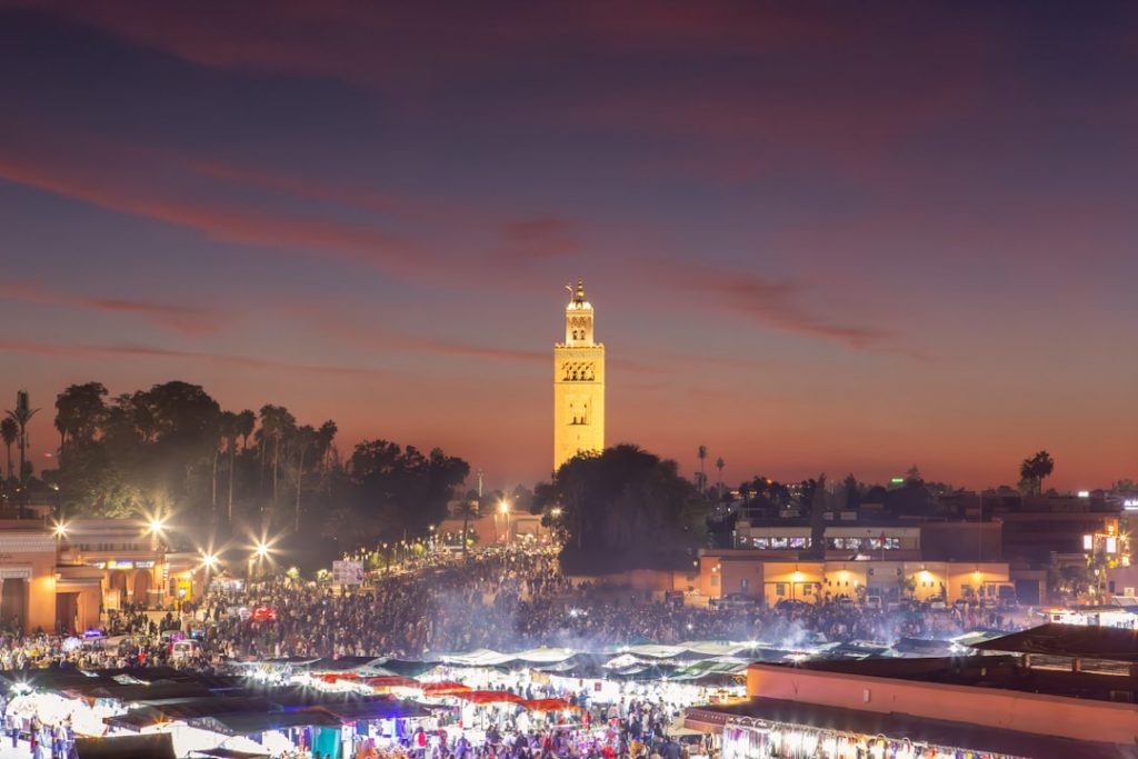 Marrakech para primerizos: medina, regateo y riads con calma – foto de Mengyu Xu (Unsplash)
