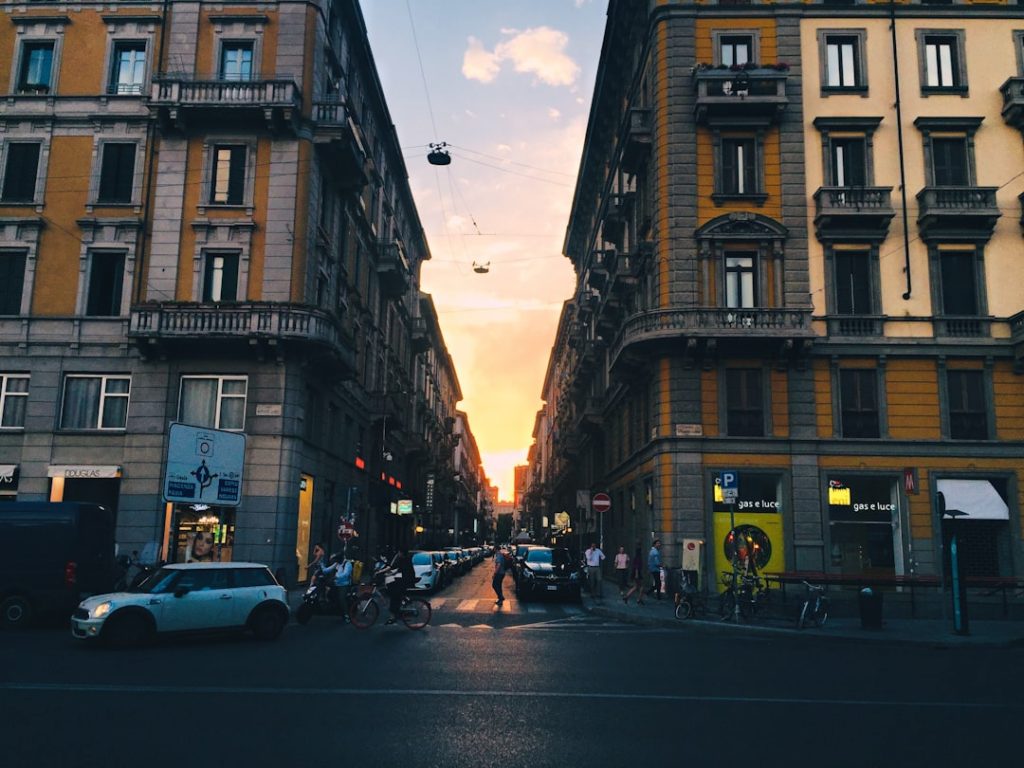 Milán práctico: Duomo, Navigli y trenes regionales para una escapada a Lago Como – foto de Albert (Unsplash)