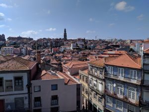 Oporto joven y barato: bodegas, tranvía y puentes
