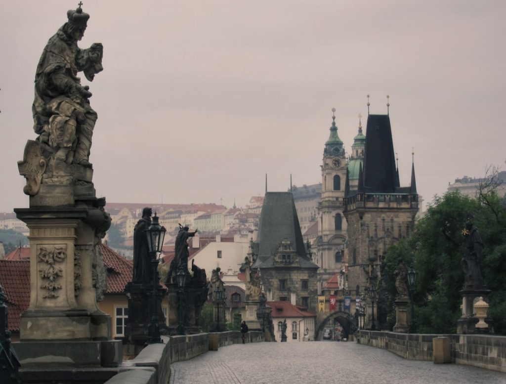 Praga intensa en 2–3 días: tranvía, miradores y bares con encanto – foto de Jiri Horych (Unsplash)