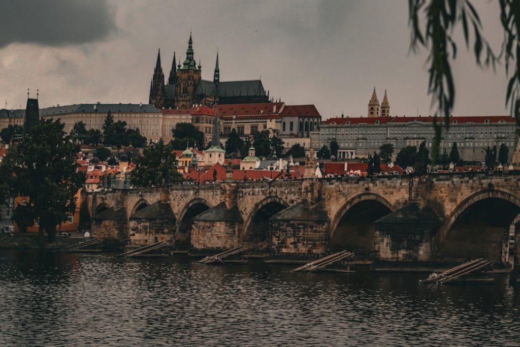 Praga intensa en 2–3 días: tranvía, miradores y bares con encanto – foto de Joao (Unsplash)