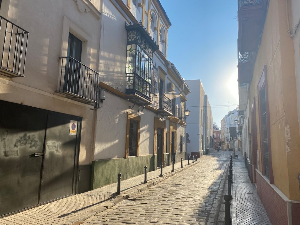 Sevilla a pie: Alcázar, tapas y atardeceres en Triana – foto de Mike Chrisemer (Unsplash)