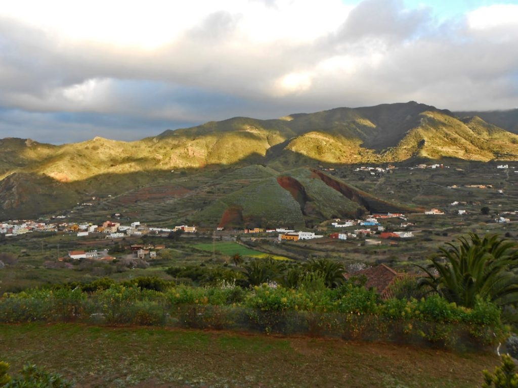 Tenerife sin coche: guaguas, teleférico al Teide (reserva) y playas urbanas – foto de Šárka Hyková (Unsplash)