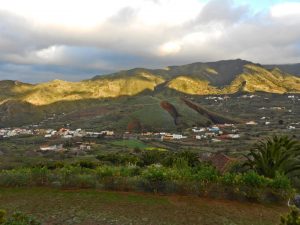 Tenerife sin coche: guaguas, teleférico al Teide (reserva) y playas urbanas