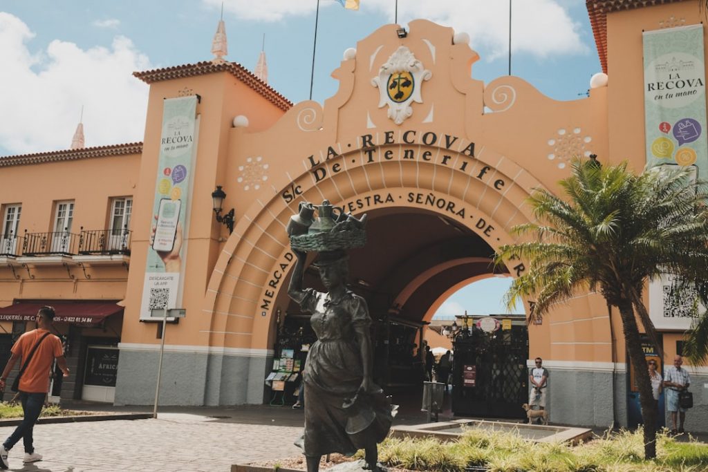 Tenerife sin coche: guaguas, teleférico al Teide (reserva) y playas urbanas – foto de Stephen Kidd (Unsplash)
