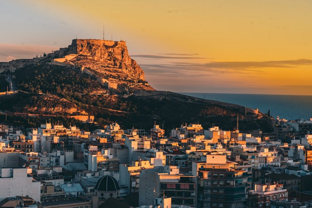 Alicante + Costa Blanca norte 4 días: TRAM, calas de Benissa y Altea – foto de Dean Milenkovic (Unsplash)