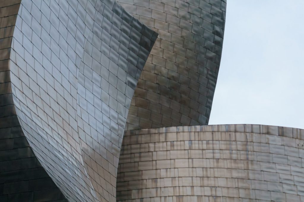 Bilbao + costa 3 días: Guggenheim, Puente Colgante y Getxo – foto de Alexander Vasilchikov (Unsplash)